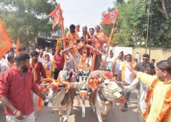 “गुलाबभाऊंचा आदिवासी बांधवांकडून ‘धनुष्यबाण’ सन्मान, शेतकऱ्यांसह भव्य बैलगाडी प्रचार रॅलीने शक्तिप्रदर्शन”;  विकासाचे व्हिजन म्हणजे धनुष्यबाण” साठी एकवटले शेतकरी व आदिवासीं बांधव