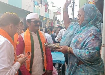 ‘अब की बार, राजूमामाच आमदार’ रांगोळीतून भगिनींनी दिल्या आ. राजूमामा भोळे यांना विजयासाठी शुभेच्छा ;पिंप्राळा भागातील नागरिकांकडून ढोल ताशांच्या गजरात जल्लोषात स्वाग