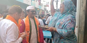 ‘अब की बार, राजूमामाच आमदार’ रांगोळीतून भगिनींनी दिल्या आ. राजूमामा भोळे यांना विजयासाठी शुभेच्छा ;पिंप्राळा भागातील नागरिकांकडून ढोल ताशांच्या गजरात जल्लोषात स्वाग