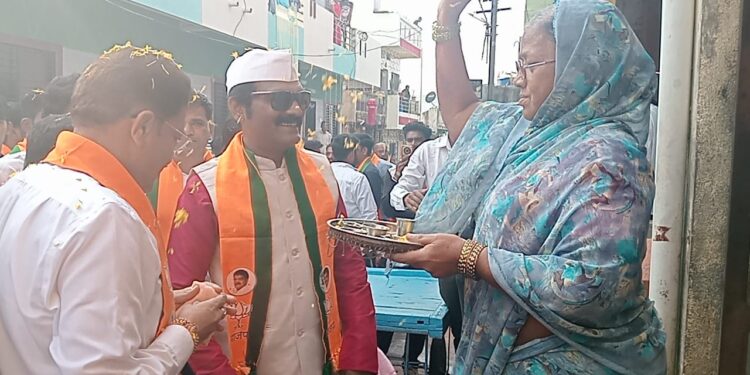 ‘अब की बार, राजूमामाच आमदार’ रांगोळीतून भगिनींनी दिल्या आ. राजूमामा भोळे यांना विजयासाठी शुभेच्छा ;पिंप्राळा भागातील नागरिकांकडून ढोल ताशांच्या गजरात जल्लोषात स्वाग