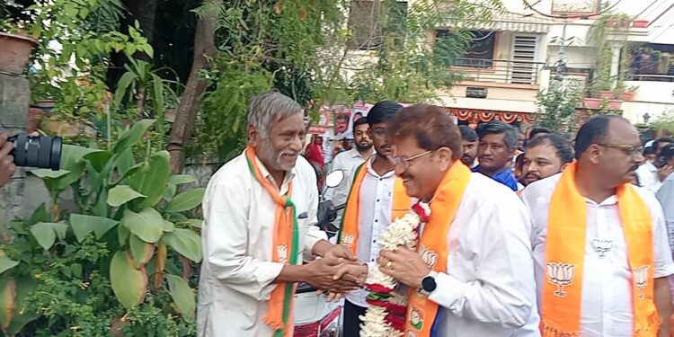 जळगाव मतदार संघात ठिकठिकाणी पुष्पहार घालून आ. राजूमामा भोळेंना जेष्ठांनी दिले शुभाशीर्वाद…