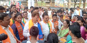 फुलांच्या वर्षावात मेहरुण परिसरात आ. राजूमामा भोळे यांचे नागरिकांकडून स्वागत