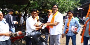 मनसेचे उमेदवार डॉ.अनुज पाटील यांचा बी जे मार्केट मधील व्यापाऱ्यांसोबत संवाद