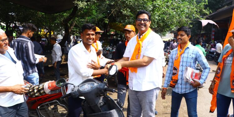 मनसेचे उमेदवार डॉ.अनुज पाटील यांचा बी जे मार्केट मधील व्यापाऱ्यांसोबत संवाद