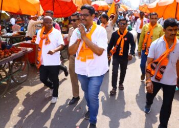 जुने जळगाव परिसरामध्ये डॉ. अनुज पाटील यांचे जल्लोषात स्वागत…