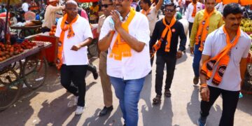 जुने जळगाव परिसरामध्ये डॉ. अनुज पाटील यांचे जल्लोषात स्वागत…