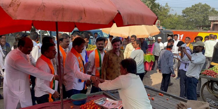 कृषी उत्पन्न बाजार समितीमध्ये आ. भोळे यांना रॅलीत उदंड प्रतिसाद