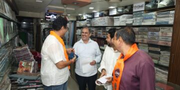व्यापारी वर्गाने डॉ. अनुज पाटील यांना लाडू व पेढा भरवून केले स्वागत