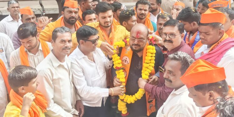 मंत्री गुलाबराव पाटील यांना शिरसोली येथील सोनार समाजाचा जाहीर पाठिंबा ;प्रचार फेरी दरम्यान पुष्पहार घालून केले स्वागत