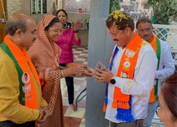 लाडक्या भाचींचा हट्ट पुरविताना राजूमामांची दमछाक, प्रचारात घेतला वेग