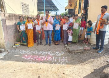 फिक्स आमदार साहेब असं लिहिलेली रांगोळी काढून डॉ. अनुज पाटील यांचे अयोध्या नगरच्या महिलांनी केले जल्लोषात स्वागत