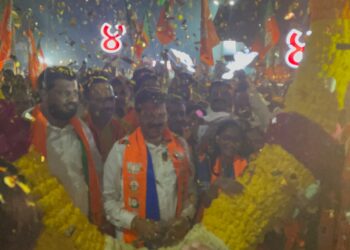 चाहत्यांचे निस्सीम प्रेम, आ. राजूमामांना चक्क जेसीबीने घातला भव्य पुष्पहार अन् केली पुष्पवृष्टी..!