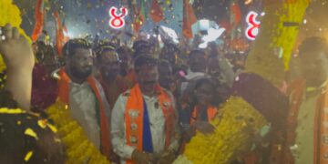 चाहत्यांचे निस्सीम प्रेम, आ. राजूमामांना चक्क जेसीबीने घातला भव्य पुष्पहार अन् केली पुष्पवृष्टी..!