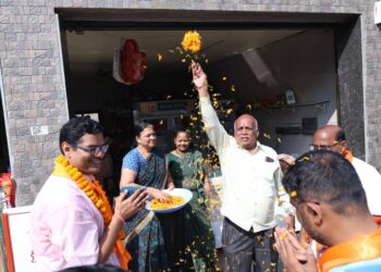 मनसे उमेदवार डॉ. अनुज पाटील यांच्यावर फुलांची उधळण;एमआयडीसी भागात प्रचाराला उत्स्फूर्त प्रतिसाद