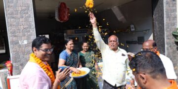 मनसे उमेदवार डॉ. अनुज पाटील यांच्यावर फुलांची उधळण;एमआयडीसी भागात प्रचाराला उत्स्फूर्त प्रतिसाद