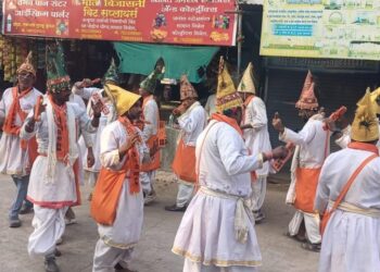 “वासुदेव आला रे, वासुदेव आला !गुलाबभाऊंच्या साथीनं धनुष्यबाण आला !”