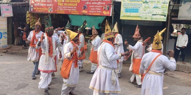 “वासुदेव आला रे, वासुदेव आला !गुलाबभाऊंच्या साथीनं धनुष्यबाण आला !”