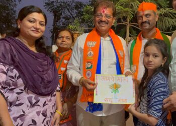 चिमुरडीचे अनोखे प्रेम : “विजयी भव” ग्रीटिंग कार्ड देऊन आ. राजूमामांना शुभेच्छा;बालदिनानिमित्त आ. भोळेंनी भरवली मिठाई