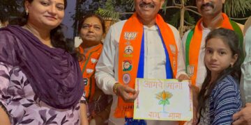 चिमुरडीचे अनोखे प्रेम : “विजयी भव” ग्रीटिंग कार्ड देऊन आ. राजूमामांना शुभेच्छा;बालदिनानिमित्त आ. भोळेंनी भरवली मिठाई