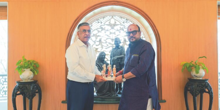 ना. गुलाबराव पाटील यांनी घेतले उद्योगपती अशोकभाऊंचे आशीर्वाद