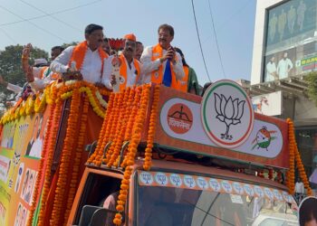नागरिकांच्या प्रचंड प्रतिसादात आ. राजूमामा भोळे यांची वाहन रॅली, शेकडोंच्या संख्येने महायुतीच्या कार्यकर्त्यांचा सहभाग
