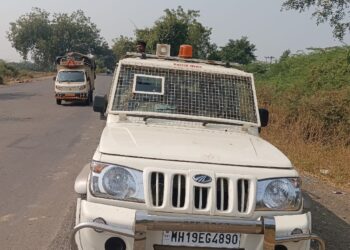 सातपुड्यातील जंगलात असलेल्या आंबापाणी  केंद्रावरजाण्यासाठी पहिल्यांदा चार चाकी वाहनाची व्यवस्था ;७० किलोमीटरच्या प्रवासासाठी कर्मचारी रवाना