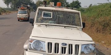 सातपुड्यातील जंगलात असलेल्या आंबापाणी  केंद्रावरजाण्यासाठी पहिल्यांदा चार चाकी वाहनाची व्यवस्था ;७० किलोमीटरच्या प्रवासासाठी कर्मचारी रवाना