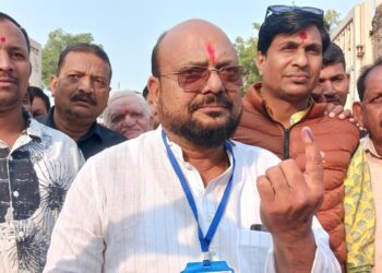 मंत्री गुलाबराव पाटील यांनी बजावला मतदानाचा हक्क
