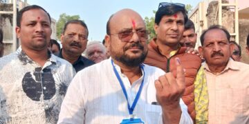 मंत्री गुलाबराव पाटील यांनी बजावला मतदानाचा हक्क