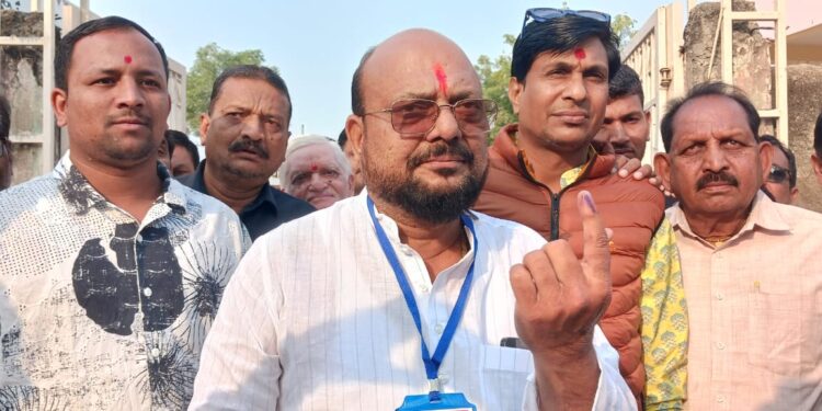 मंत्री गुलाबराव पाटील यांनी बजावला मतदानाचा हक्क