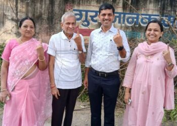 ओम साई रिअल इस्टेटचे संचालक रमेशकुमार मुनोत यांनी सहकुटुंब बजावला मतदानाचा हक्क