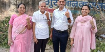 ओम साई रिअल इस्टेटचे संचालक रमेशकुमार मुनोत यांनी सहकुटुंब बजावला मतदानाचा हक्क