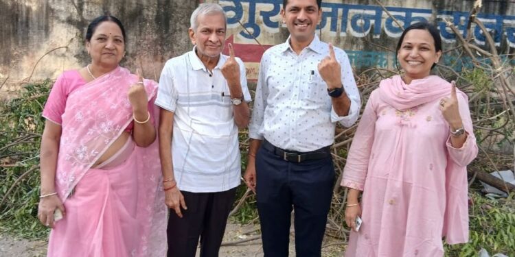 ओम साई रिअल इस्टेटचे संचालक रमेशकुमार मुनोत यांनी सहकुटुंब बजावला मतदानाचा हक्क