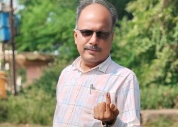 जिल्हा उद्योग केंद्राचे उद्योग अधिकारी राजेंद्र डोंगरे यांनी बजावला मतदानाचा हक्क