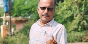जिल्हा उद्योग केंद्राचे उद्योग अधिकारी राजेंद्र डोंगरे यांनी बजावला मतदानाचा हक्क