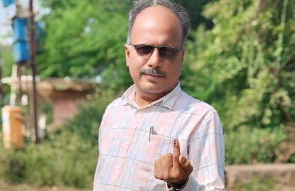जिल्हा उद्योग केंद्राचे उद्योग अधिकारी राजेंद्र डोंगरे यांनी बजावला मतदानाचा हक्क