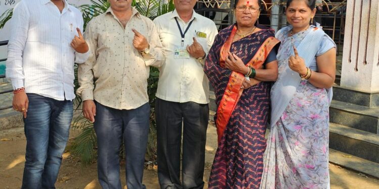 “भरत गायकवाड यांनी बजावला मतदानाचा हक्क”