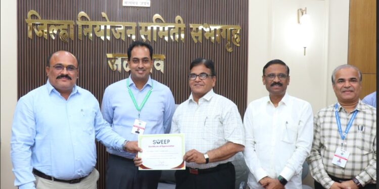 “विधानसभेच्या निवडणुकीत जळगाव जिल्ह्यात मतदानासाठी प्रभावी जनजागृती केल्याबद्दल मदन लाठी यांचा जिल्हाधिकारी यांच्या कडून सत्कार”