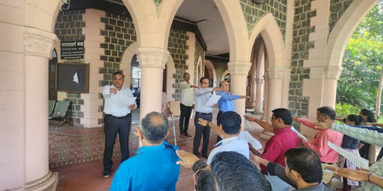 जिल्हाधिकारी कार्यालयात भारतीय संविधानाच्या उद्देशिकेचे सामूहिक वाचन