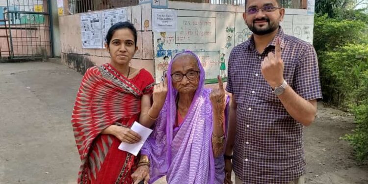 महाव्यवस्थापक चेतन पाटील यांनी सहकुटुंब बजावला मतदानाचा हक्क