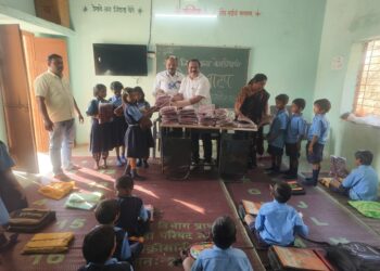 शहाद्याच्या शिक्षकांनी स्वखर्चाने विद्यार्थ्यांना दिले स्वेटर भेट…