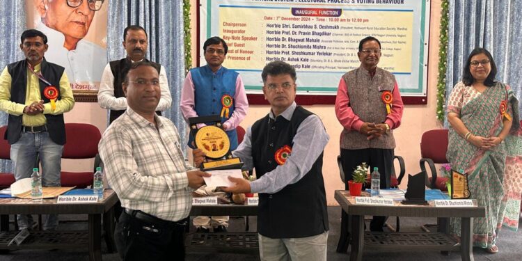 डॉ. सुनील नेवे यांचा राज्यस्तरीय शोधनिबंध स्पर्धेत तृतीय पारितोषिकाने सन्मान