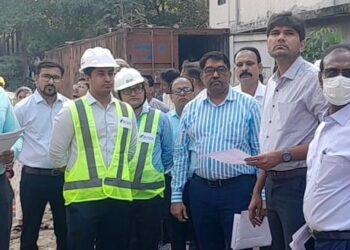 मशीद बंदर रेल्वे स्थानकाजवळील कर्नाक पुलाच्‍या लोखंडी तुळईचे ८३ टक्‍के सुटे भाग प्रकल्‍पस्‍थळी दाखल…