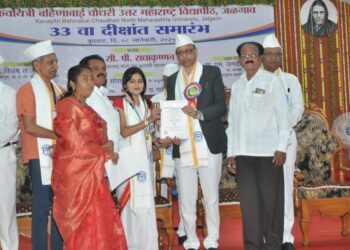 सर्वसामान्य शेतकऱ्याच्या मुलीने मिळविले कबचौ उत्तर महाराष्ट्र विद्यापीठातून दोन सुवर्णपदक