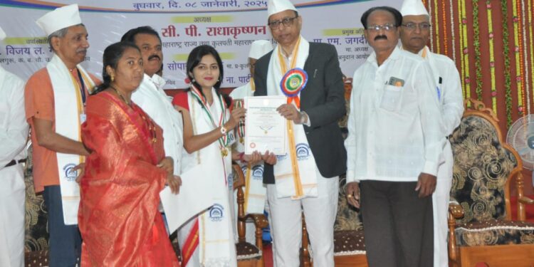 सर्वसामान्य शेतकऱ्याच्या मुलीने मिळविले कबचौ उत्तर महाराष्ट्र विद्यापीठातून दोन सुवर्णपदक