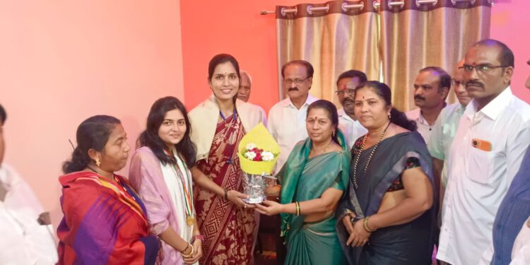 शहर तेली समाजातर्फे लोहारा येथील कुमारी पल्लवी चौधरी हिचा सत्कार…