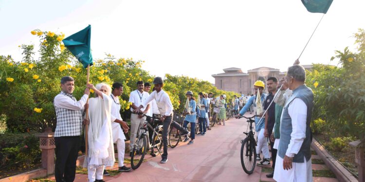 महात्मा गांधी विचारांमुळेच भारत विश्वगुरू बनेल- सतीशचंद मेहता गांधीतीर्थ येथून ग्राम संवाद सायकल यात्रेस प्रारंभ