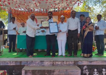 आबासाहेब  भीमराव शामराव  शेळके यांना जीवनगौरव पुरस्कार प्रदान व योगेंद्र वानखेडे सर यांना आदर्श शिक्षक पुरस्कार प्राप्त