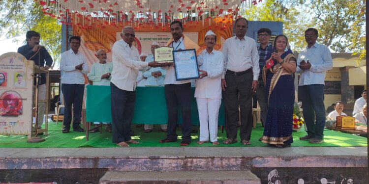 आबासाहेब भीमराव शामराव शेळके यांना जीवनगौरव पुरस्कार प्रदान व योगेंद्र वानखेडे सर यांना आदर्श शिक्षक पुरस्कार प्राप्त