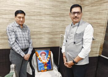 जळगाव जिल्हा माहिती कार्यालयात पत्रकार बाळशास्त्री जांभेकर यांना अभिवादन करत पत्रकार दिन साजरा